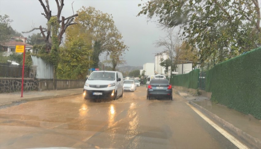 İstanbul'da sağanak felaketi: Okullar tatil edildi, motosikletlerin trafiğe çıkışı yasaklandı