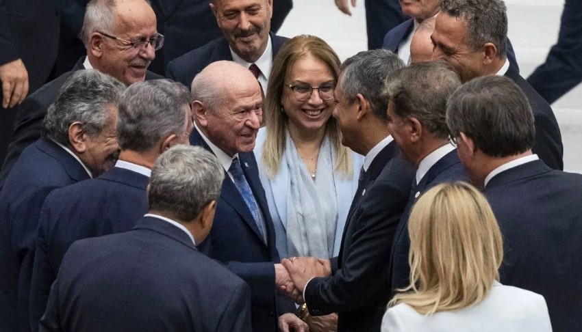 Bahçeli ile Özel arasında dikkat çeken diyalog: 'Bir gecede 91 milletvekiline nasıl ulaştınız?'