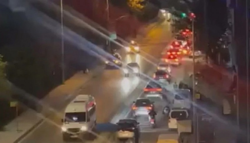 Bayrampaşa'da yol çöktü: Mahsur kalanlar var