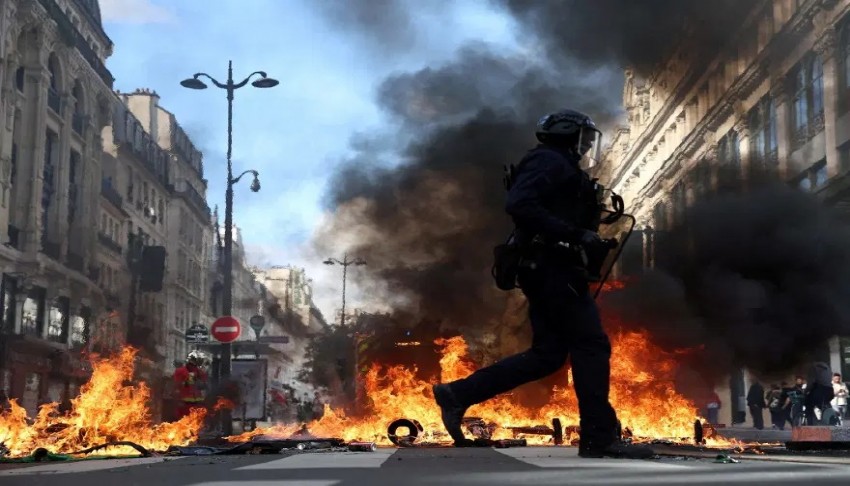 Fransa'da sokağa çıkma yasağı ilan edildi