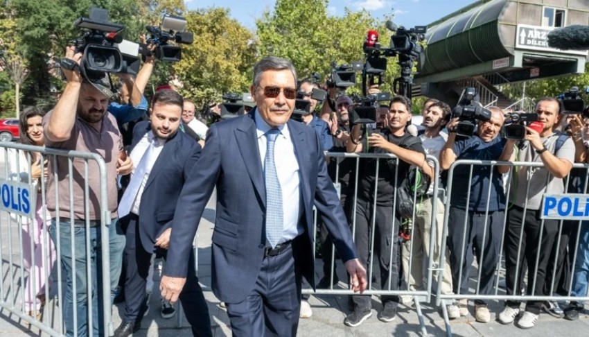 Osman Gökçek babası Melih Gökçek'in adliyedeki sakız çiğneme görüntülerine açıklama yaptı
