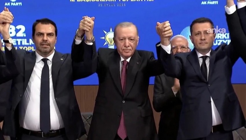 Rozetlerini Erdoğan taktı: 9 belediye başkanı AK Parti'ye katıldı