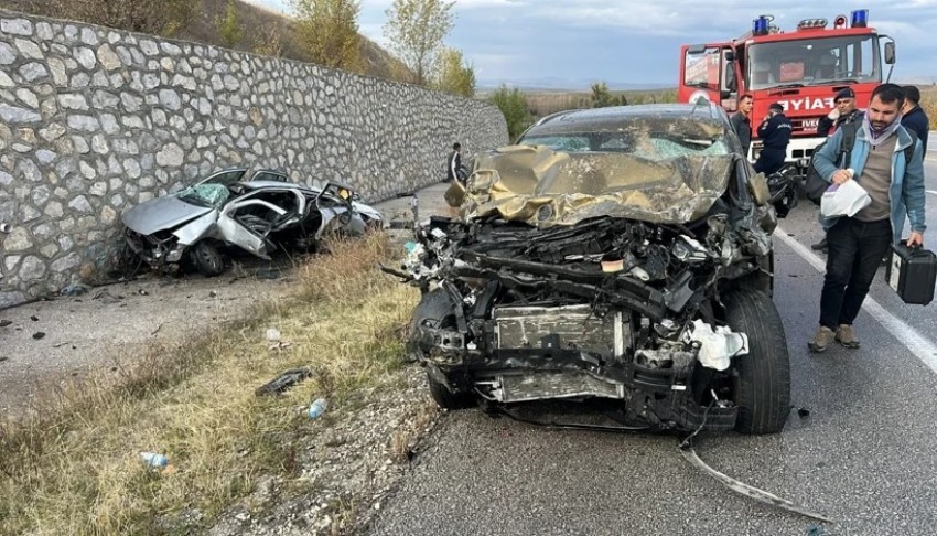 Feci kaza: Araçlar hurdaya döndü, ölü ve yaralılar var
