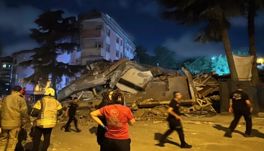 İstanbulda korkutan anlar: 6 katlı bina çöktü
