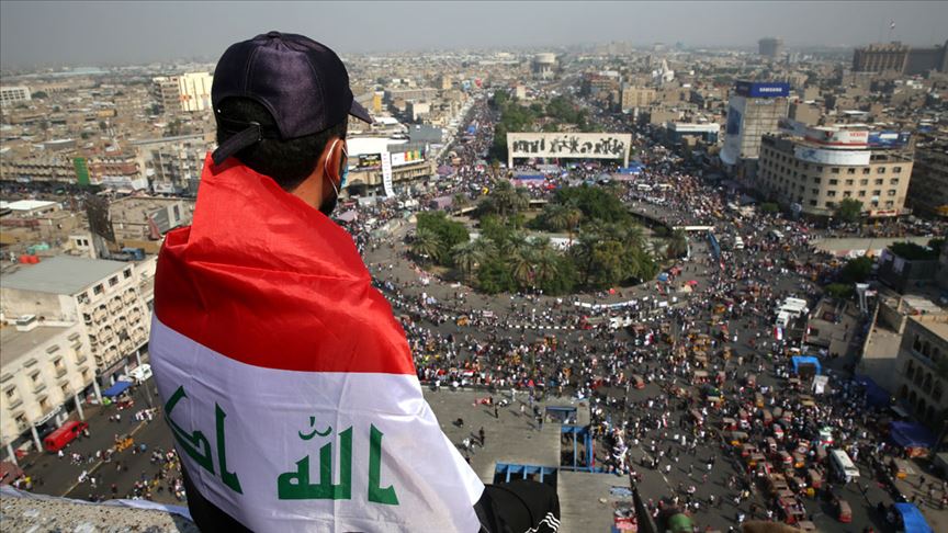 Iraklılar Başbakan ın  eve dönün  çağrısına rağmen meydanlarda