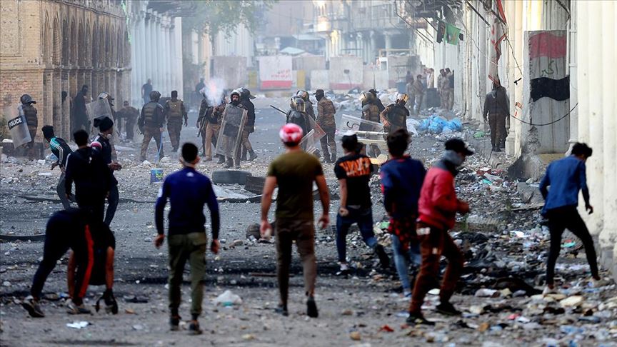 Irak ta protestocular valilik binasını ateşe verdi