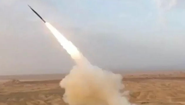 İran, ilk kez yerin altından balistik füze fırlattı