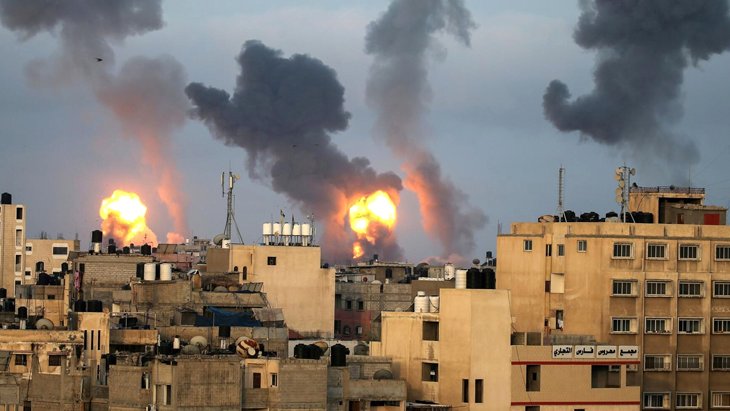 Gazze de iki bakanlık binası bombaların hedefi oldu