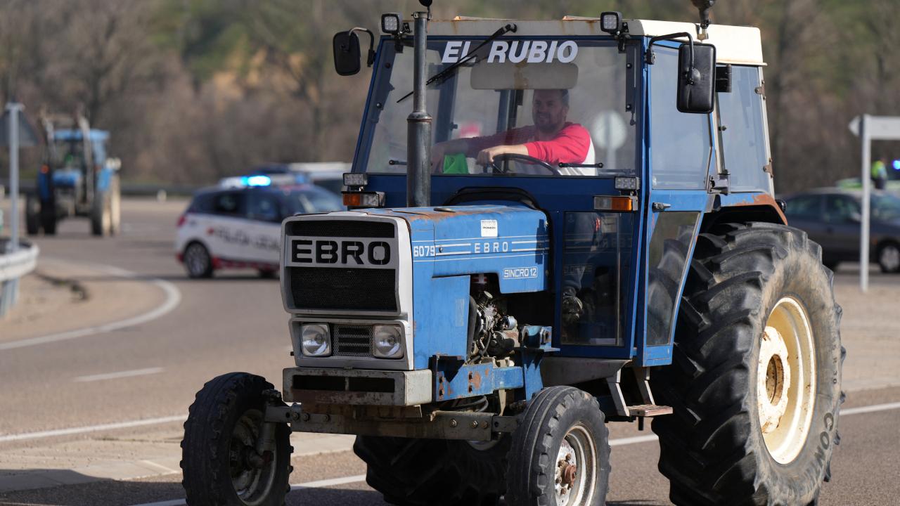 İspanyol çiftçiler traktörleriyle yol kapatma eylemlerini başkent Madrid e taşıdı