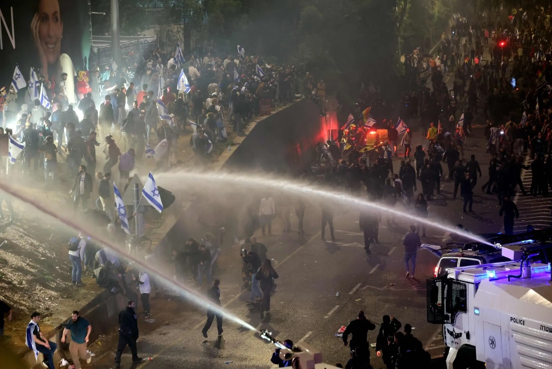 İsrail polisinden göstericilere sert müdahale!
