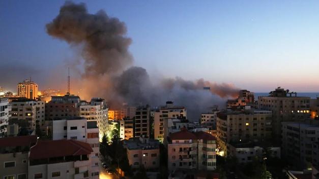 İsrail, Gazze’de çok katlı bir binayı daha vurdu
