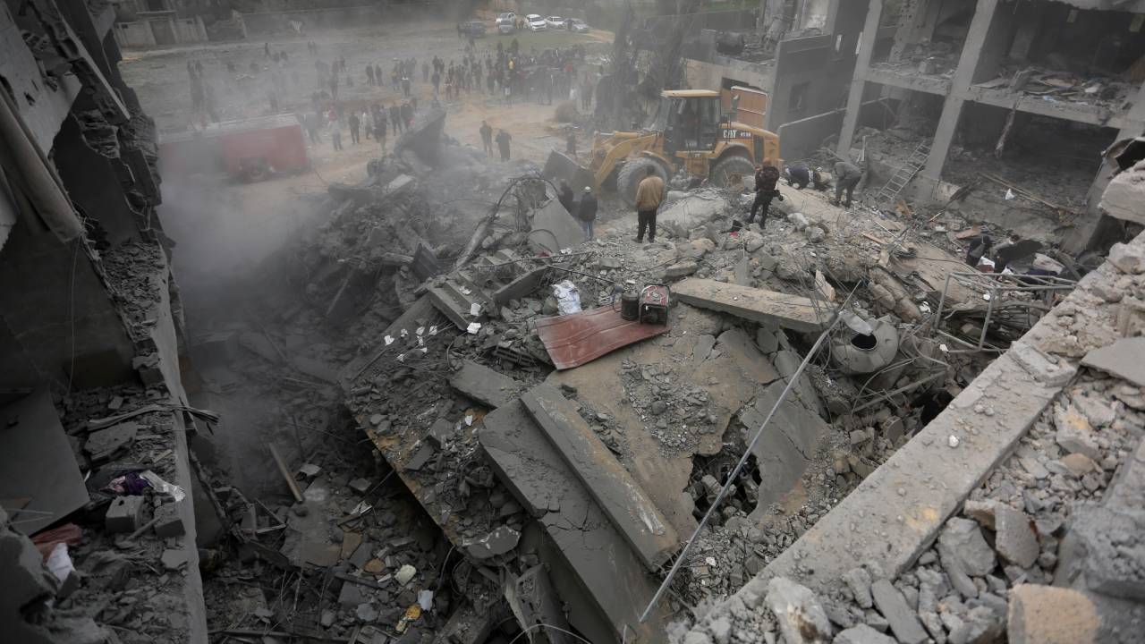 İsrail Gazze yi yine vurdu: 24 ölü