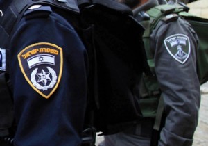Polislerin göğüs kavgası!