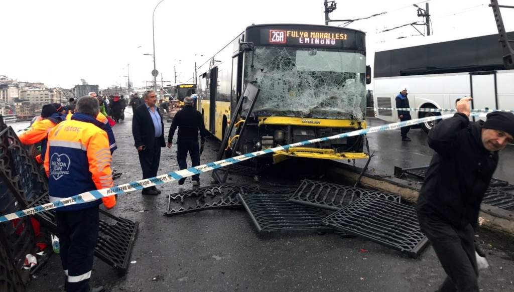 Galata Köprüsü nde kaza: 3 yaralı