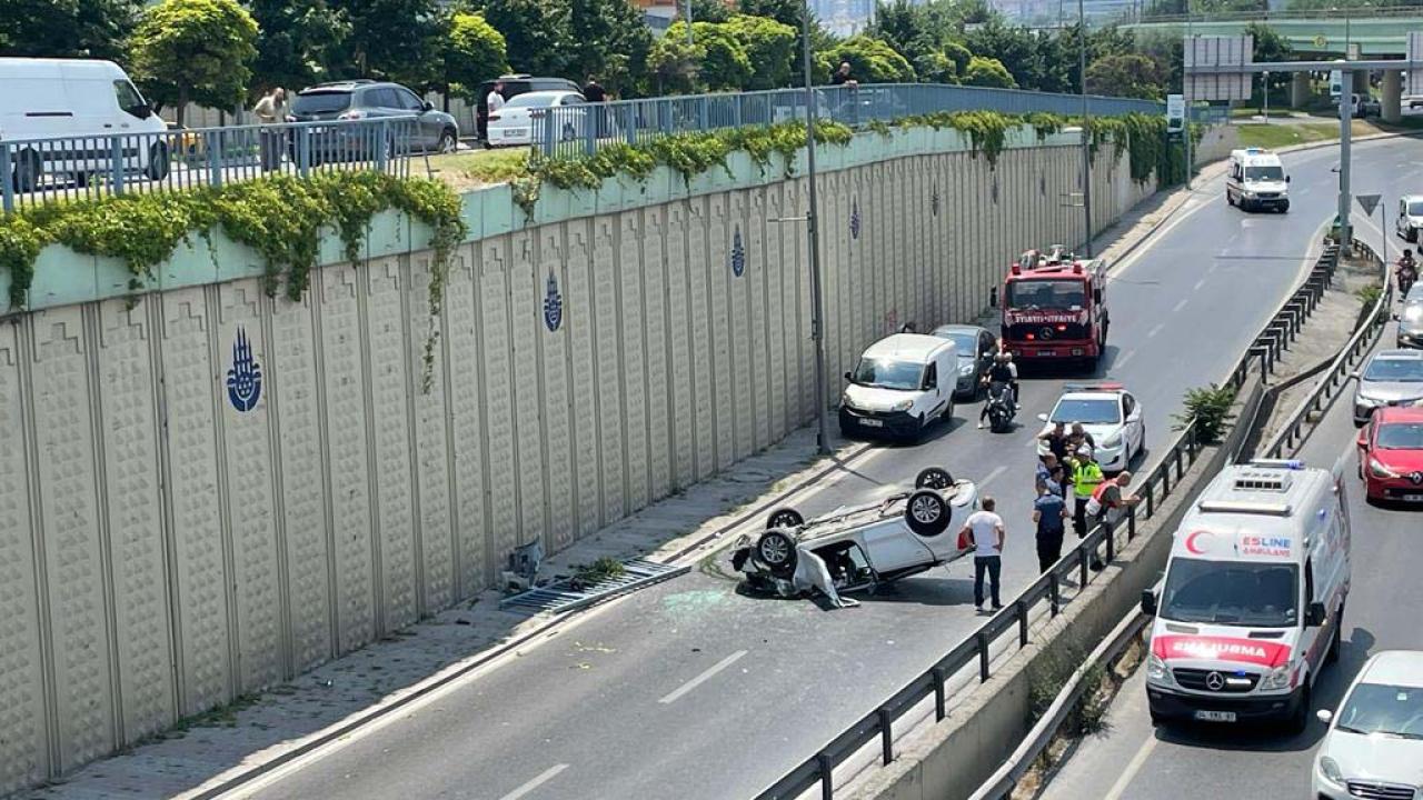 İstanbul da üst yoldan D-100 e otomobil düştü