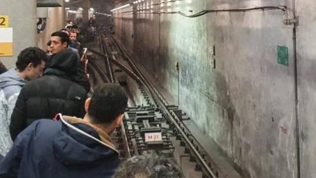 Metroda elektrik kesildi: Yolcular raylarda yürüdü