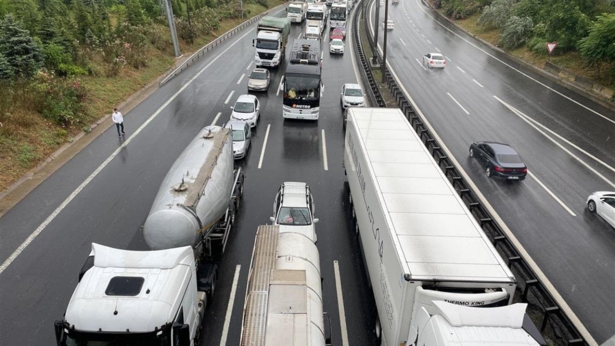 İstanbul yolunda trafiği kilitleyen kaza!