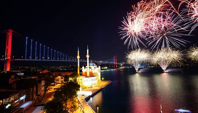 İstanbul Boğazı nda havai fişekli  19 Mayıs  kutlaması