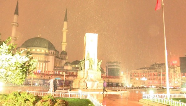 İstanbul'a lapa lapa kar yağdı