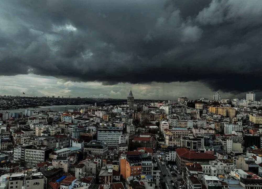 İstanbul semalarını kara bulutlar kapladı