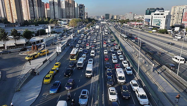 İstanbul da trafik yoğunluğu yaşanıyor
