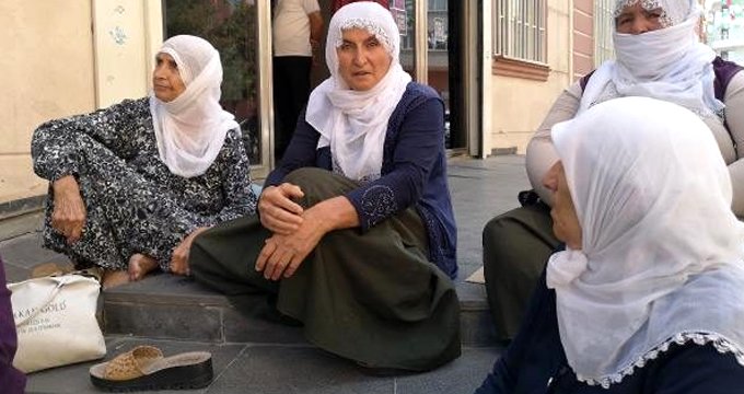 HDP binasının önünde bekleyen anneden  oğlum gelene kadar buradan ayrılmam  tepkisi