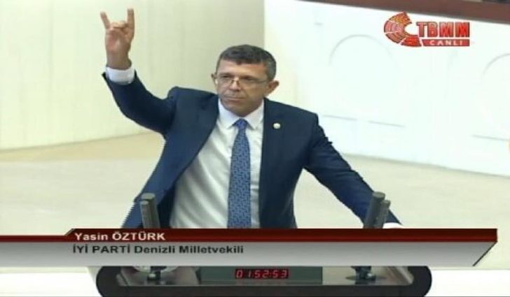İYİ Partili vekilden kürsüde bozkurt işareti