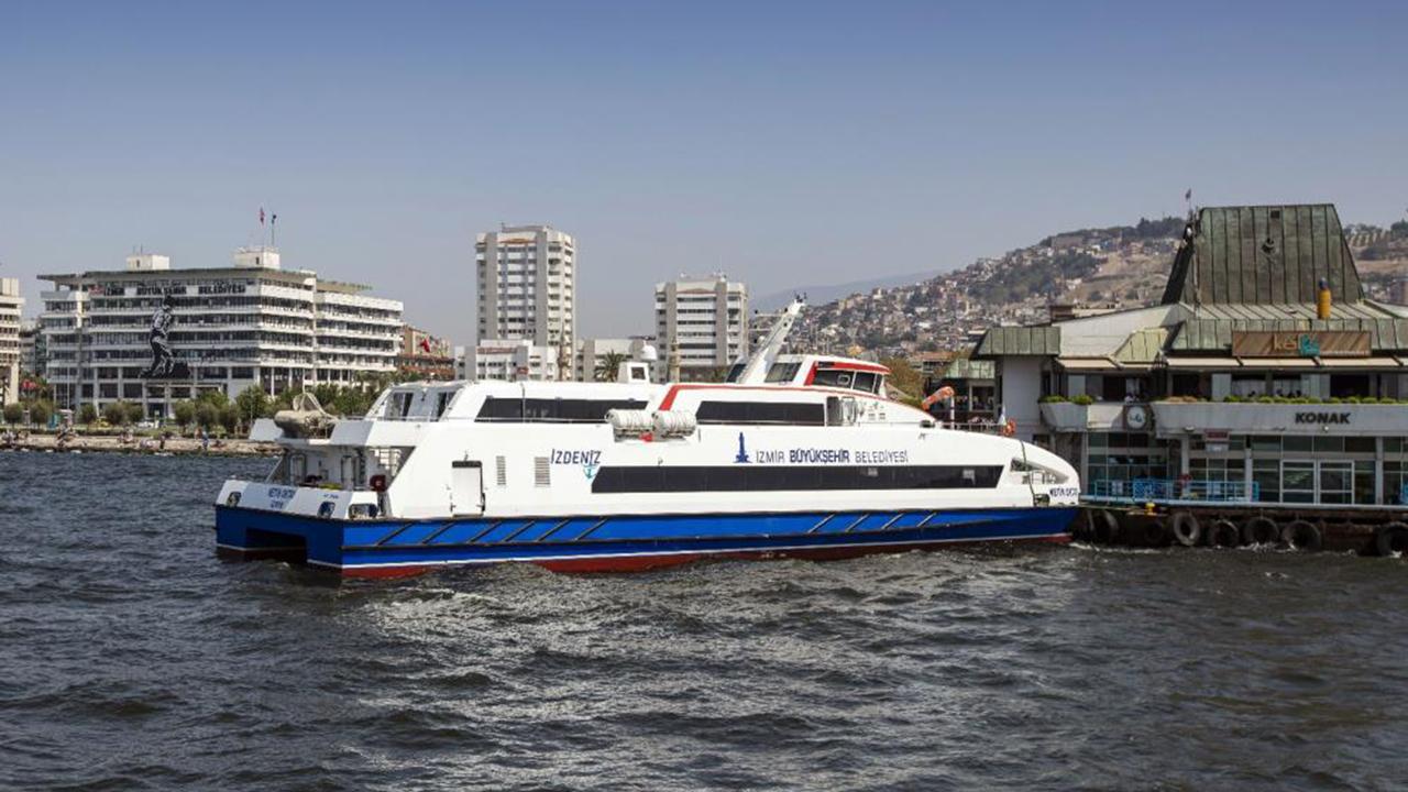 İzmir de vapur seferlerine rüzgar engeli