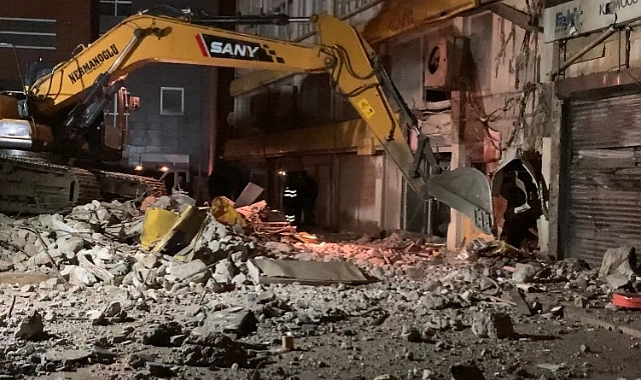 İzmir’de eski İl Emniyet Müdürlüğü binası çöktü