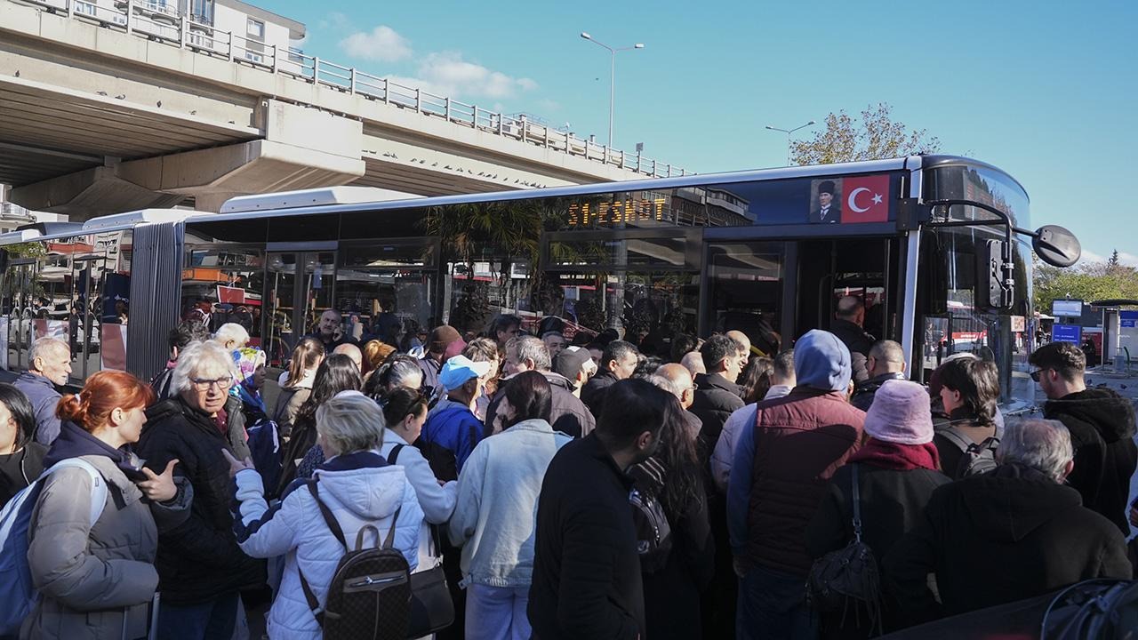 İzmir de metro vagonu raydan çıktı