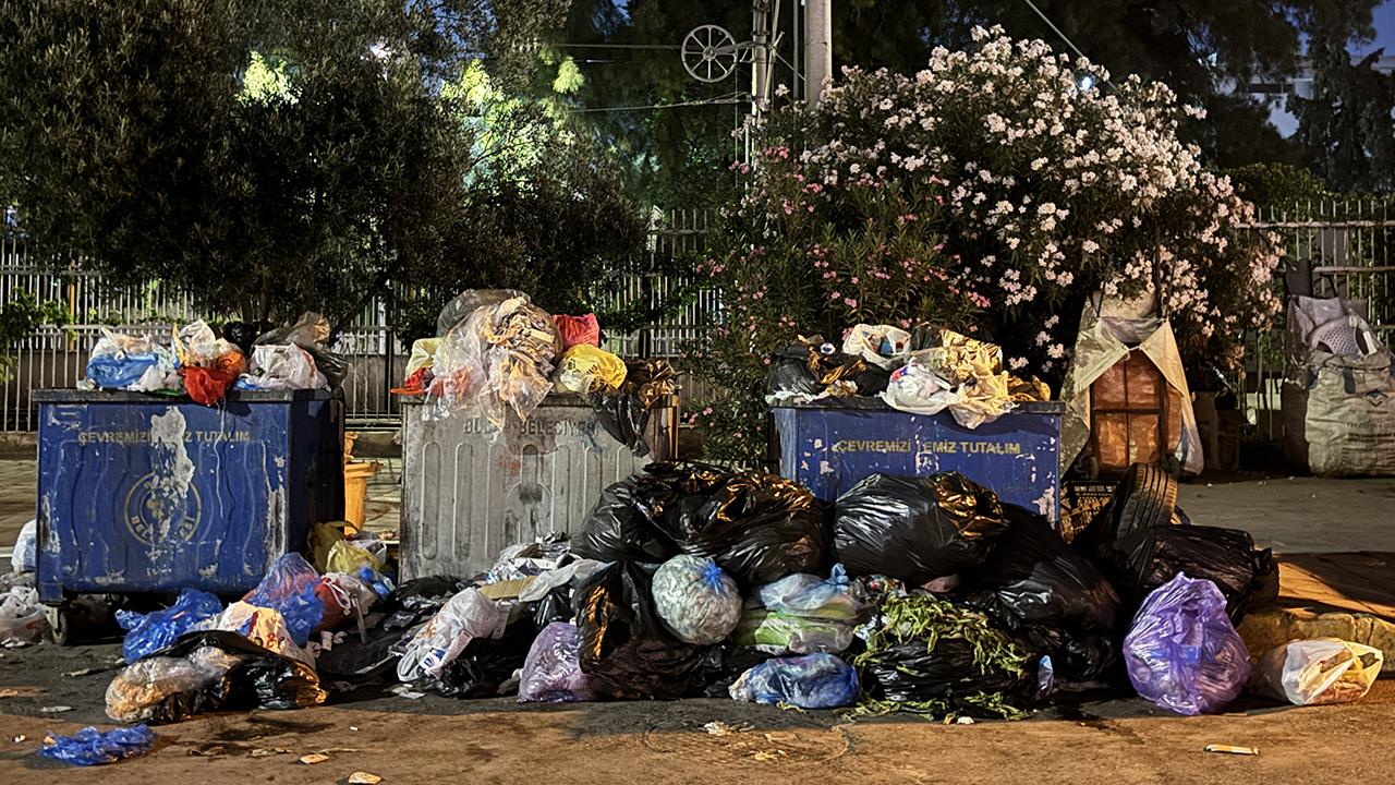 1763 işçinin grevde olduğu İzmir sokakları çöple doldu