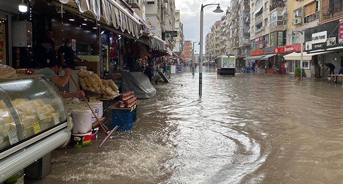 İzmir de sağanak: Yollar göle döndü