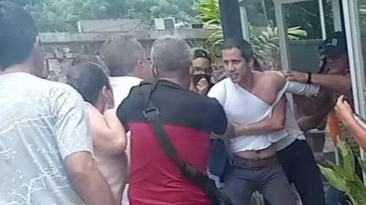 Venezuela’nın muhalif lideri Juan Guaido restorandan dövülerek kovuldu