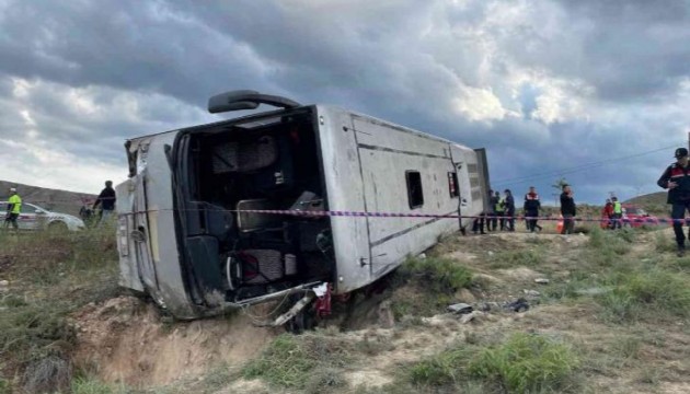 İşçileri taşıyan otobüs devrildi: 3 ü ağır 18 yaralı