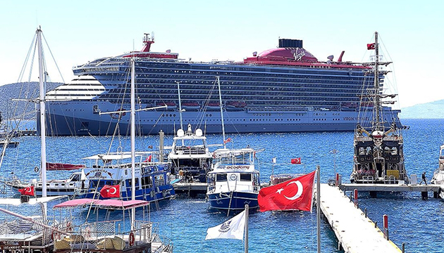 Bodrum a binlerce turist geldi