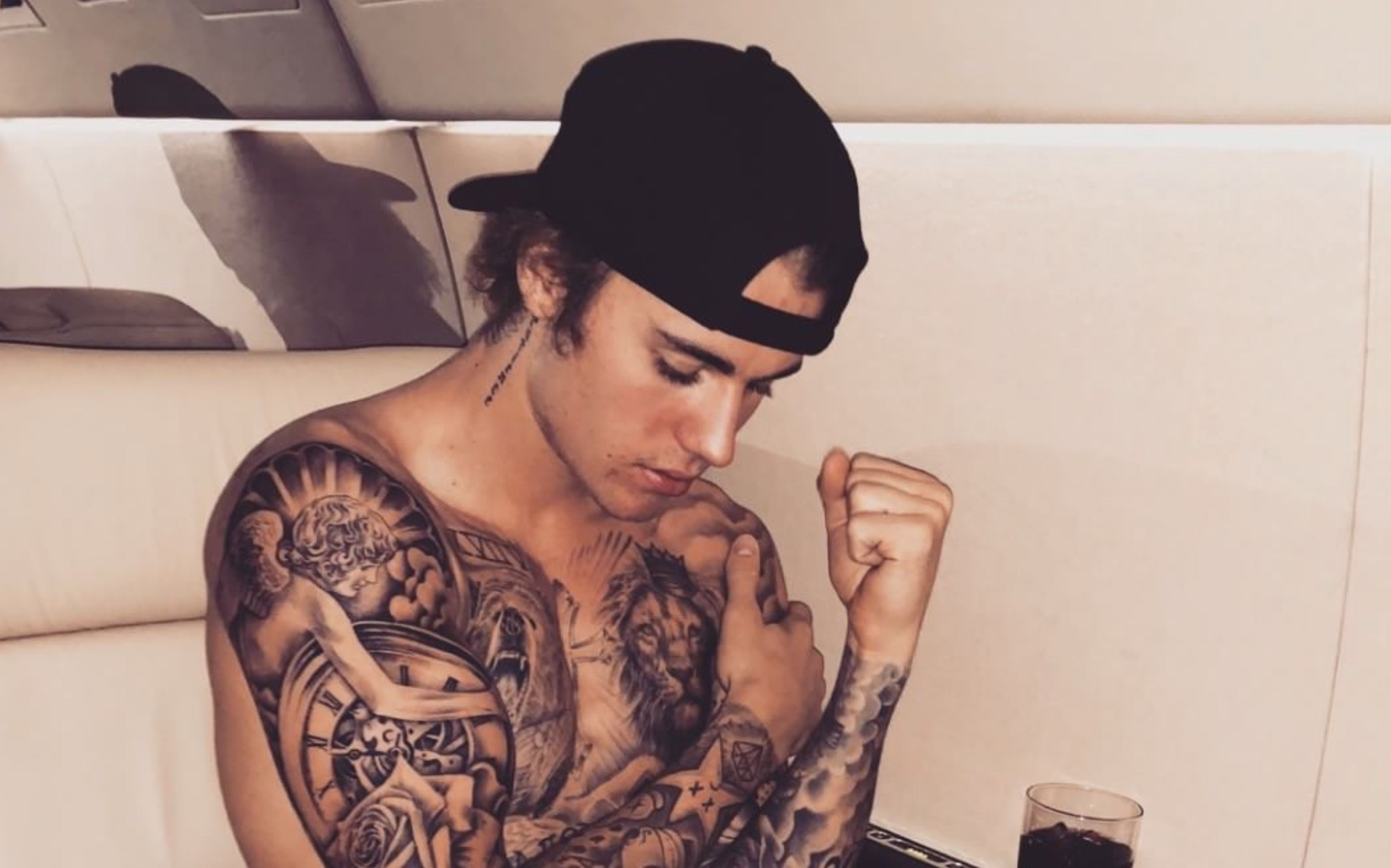 Justin Bieber dövmeleri için 100 saat harcadı