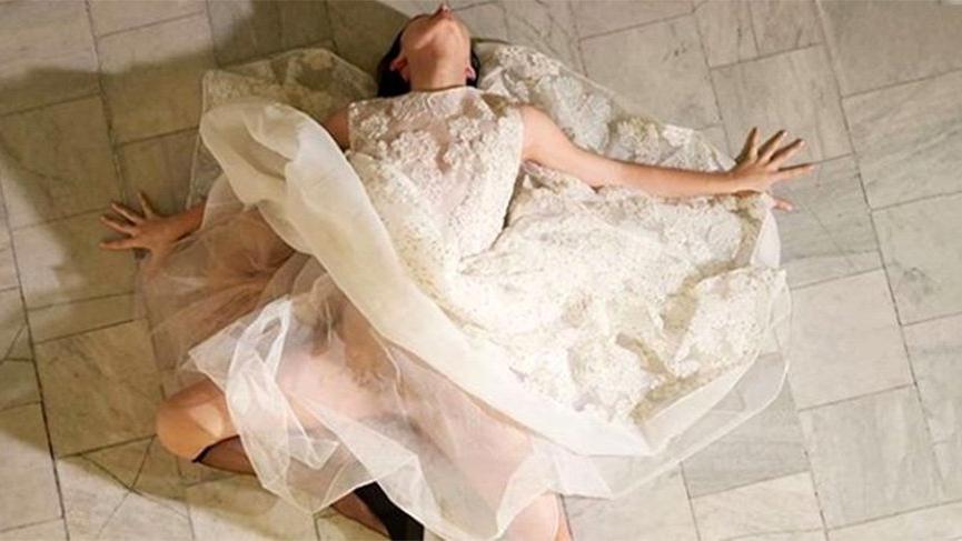 Beren Saat in iç çamaşırsız pozu olay oldu