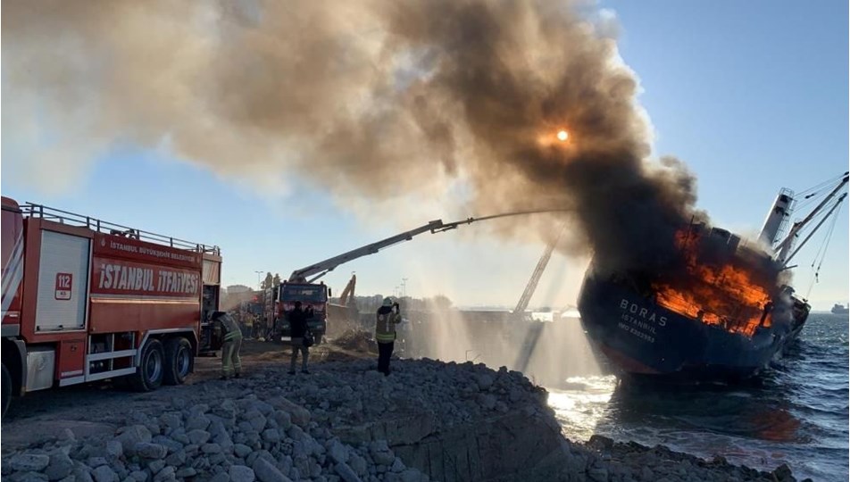 İstanbul da karaya oturan gemide yangın