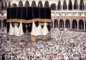 Kabe de Tavaf Alanına Dev Şemsiyeler!