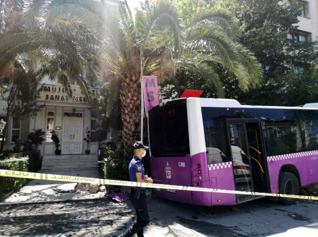 Kadıköy’de otobüs iş yerine daldı