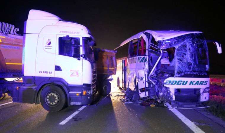 Anadolu Otoyolu nda tır ile otobüs çarpıştı: 18 yaralı