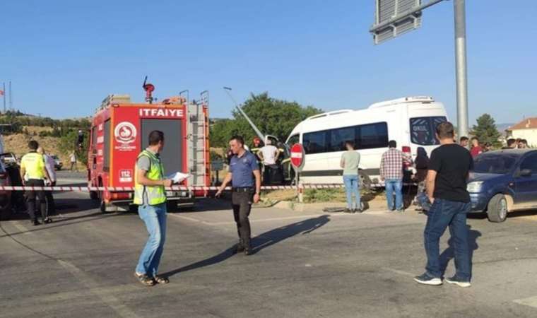 Denizli de okul servisi iki araca çarptı: 8 yaralı