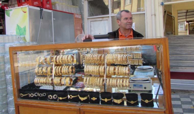 Simit satar gibi altın bilezik satıyor!