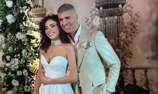 Özcan Deniz ve eşinden romantik poz