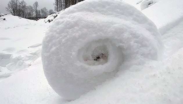 Doğada ender oluşan kar ruloları görüntülendi