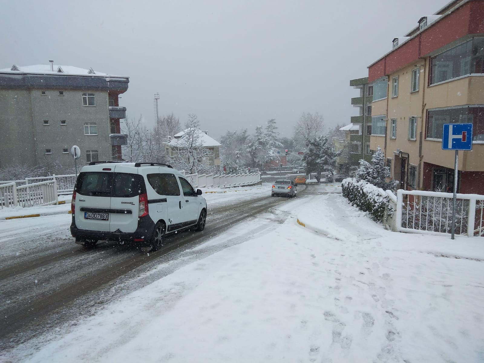 İstanbul da yoğun kar yağışı hayatı felç etti