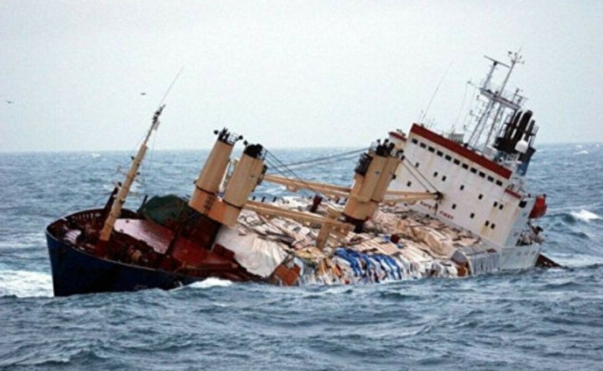 22 mürettebatlı kargo gemisi suya gömüldü