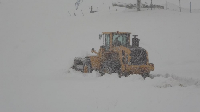 Kar yağışı yüzlerce köy yolunu kapattı