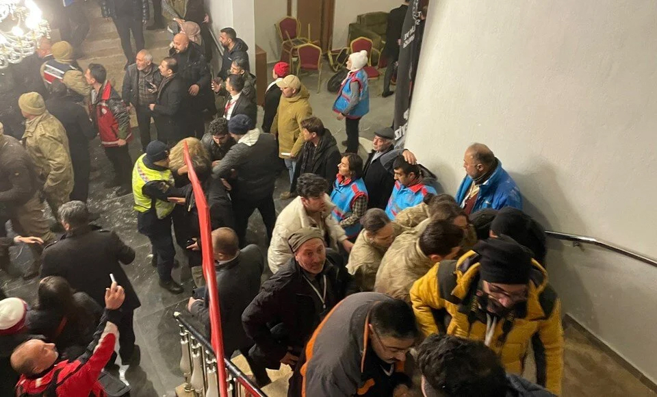 Kars ta otel çöktü: 10 kişi yaralandı