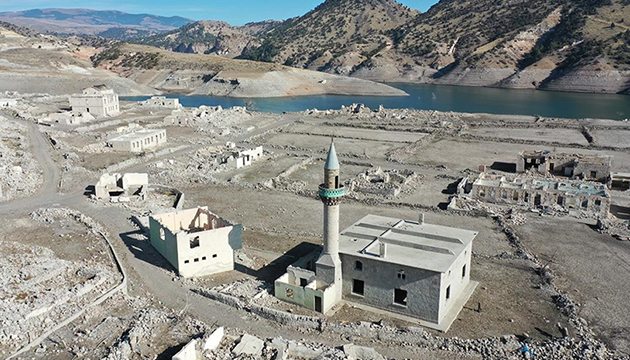 Sular çekildi köy gün yüzüne çıktı